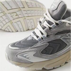 New Balance725. Worn once. Women’s 10. Great sneakers